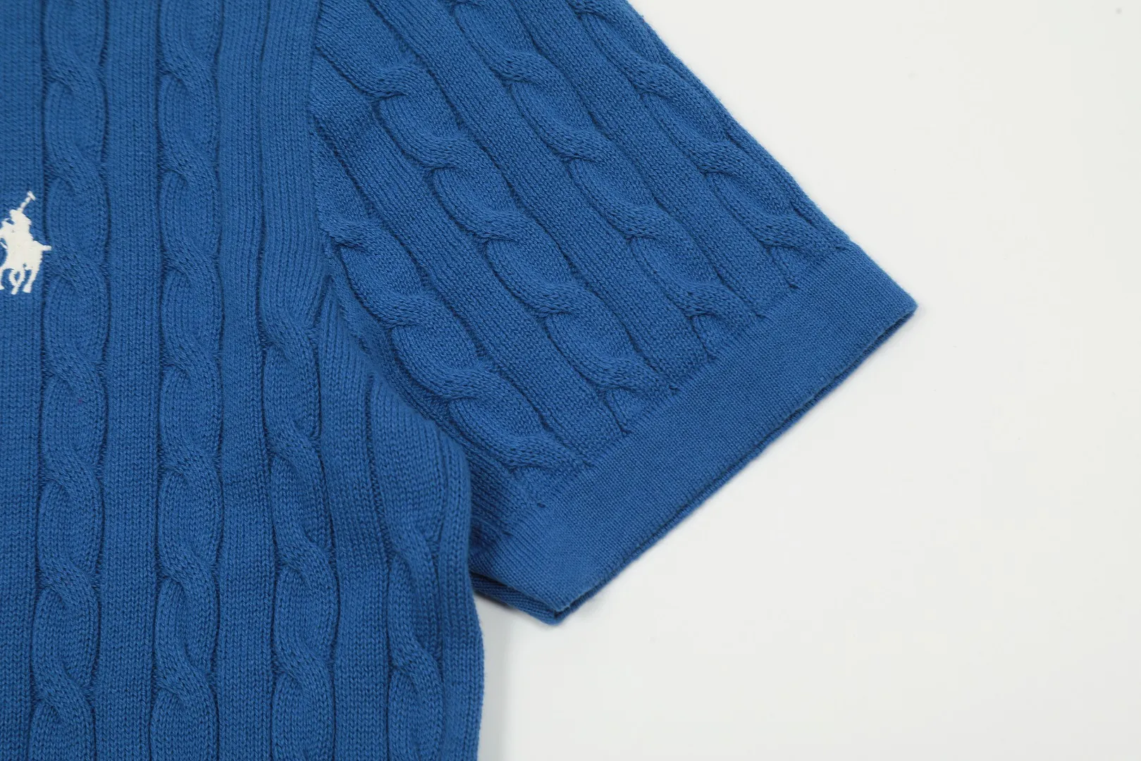 🅿️176 "Top quality" Style number: DS022# (not off the shelves all year round) [Ralph Lauren POLO lapel solid color pony embroidered logo knitted short sleeves] ✅Ralph Lauren Ralph Lauren classic basic versatile all-season cardigan knitted short sleeves ✅Main supplier platform live broadcast Wholesale entities Replenish when out of stock Not off the shelves ✅ZP quality 1:1 version Scan the code to enter the GF website Counter quality ✅Details and quality are the only one in Guangzhou. Imported quality cotton yarn focuses on high-end and cost-effective. Needless to say good quality. ✅The version is restored to the original order. The maximum size can be worn up to 160 pounds. Loose, comfortable and stress-free.
